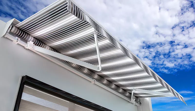 Instalación de toldos con brazo extensible en Madrid