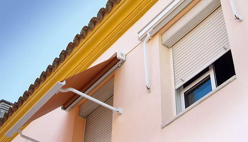Instalación de toldos mini cofre en Madrid